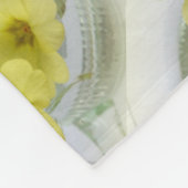 Primrose in einer Kaffeetasse Fleecedecke (Ecke)