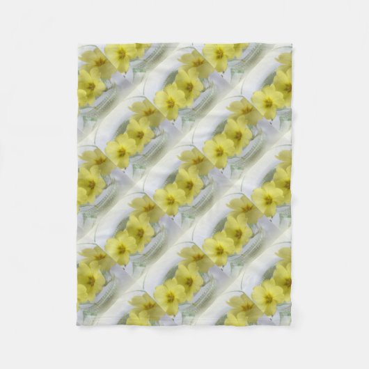 Primrose in einer Kaffeetasse Fleecedecke (Vorderseite)