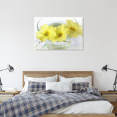 Primrose in einer Kaffeetasse Leinwanddruck (Insitu (Schlafzimmer))