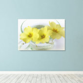 Primrose in einer Kaffeetasse Leinwanddruck (Insitu (Holzboden))