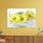 Primrose in einer Kaffeetasse Leinwanddruck (Insitu (Wohnzimmer))