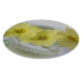 Primrose in einer Kaffeetasse Schneidebrett (Ecke)