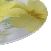 Primrose in einer Kaffeetasse Schneidebrett (Ecke)