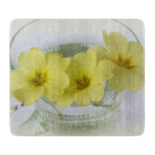 Primrose in einer Kaffeetasse Schneidebrett