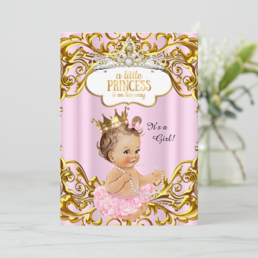 Princess ist auf dem Weg Baby Dusche Pink Brünett Einladung (Stehend Vorderseite)