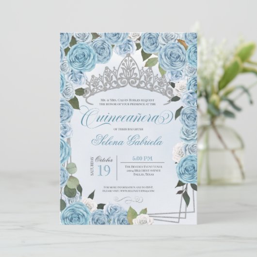 Princess Tiara Light Blue & White Rose Quinceanera Einladung (Stehend Vorderseite)