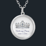 Princess Tiara Versilberte Kette<br><div class="desc">Diese zauberhafte, silberne Halskette zeigt sich in einer glitzernden Kristalltiara mit blauem Farbtext. Passen Sie diesen Artikel an und ändern Sie das Foto und den Beispieltext mit Ihrem, wenn Sie möchten oder kaufen, wie gezeigt. Anpassen mit dieser Vorlage. Lizenziertes Bild</div>