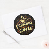 Principal: Powered by Coffee | Funny Admin Gift Runder Aufkleber (Umschlag)
