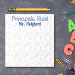 Principal's Notepad, Principals Rule! Notizblock<br><div class="desc">Dieses 5.5x6 Customizable Notizblock ist ein großartiges Geschenk für einen neuen Direktor oder einen Principal! Oder,  verwöhnen Sie sich und holen Sie sich eins! Diese einfachen Rip-Seiten sind eine perfekte Größe für eine kleine Notiz an einen Schüler,  Elternteil oder Lehrer.</div>