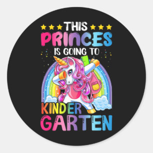 Prinzessin geht zurück zum Kindergartengeschenk Runder Aufkleber