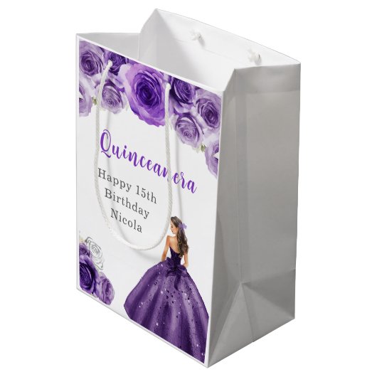 Prinzessin in einem dunklen Lila Kleid Quinceanera Mittlere Geschenktüte (Rückseite Schrägansicht)