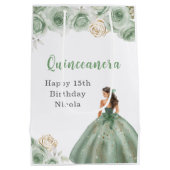 Prinzessin in einem sanften grünen Kleid Quinceane Mittlere Geschenktüte (Rückseite)