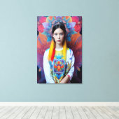 Prinzessin mit weißem Pullover Leinwanddruck (Insitu (Holzboden))