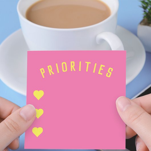 Prioritäten Warme rosa und gelbe Noten mit Herz Post-it Klebezettel