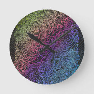 Prismatischer Swirl Rainbow Fraktal Feather Art Runde Wanduhr
