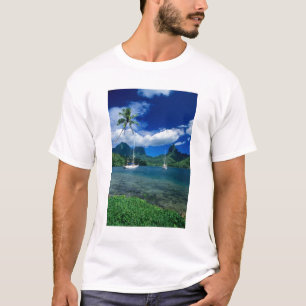 Private Yachten ankern in der Opunohu-Bucht auf de T-Shirt
