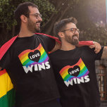 Prix Liebe gewinnt LGBT-Regenbogenflagge Herz T-Shirt<br><div class="desc">Pride Liebe gewinnt LGBT Rainbow Flag Herz. Feiern mit Stolz mit Liebe in einer Herzform,  die in einer Regenbogenflagge ausgeschnitten wird,  und gewinnt in großer weißer Typografie darunter.</div>