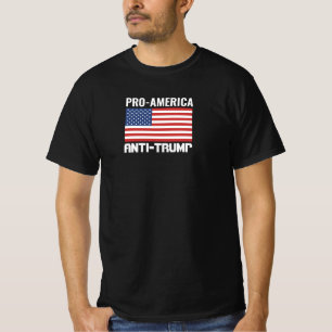 ‚PRO AMERICA, ANTI TRUMP‘ B/W ‚TRUMP IST EIN T-Shirt