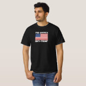 ‚PRO AMERICA, ANTI TRUMP‘ B/W ‚TRUMP IST EIN TRAIT T-Shirt (Vorne ganz)