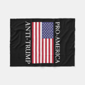 Pro-Amerika Anti-Trump - American Flag Resist Fleecedecke (Vorderseite (Horizontal))