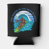 Pro by Day, Myth by Night Surfen Bigfoot Beer Dosenkühler (Vorderseite)