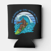 Pro by Day, Myth by Night Surfen Bigfoot Beer Dosenkühler (Rückseite)