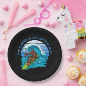 Pro by Day, Myth by Night Surfen Bigfoot Pappteller (Party)