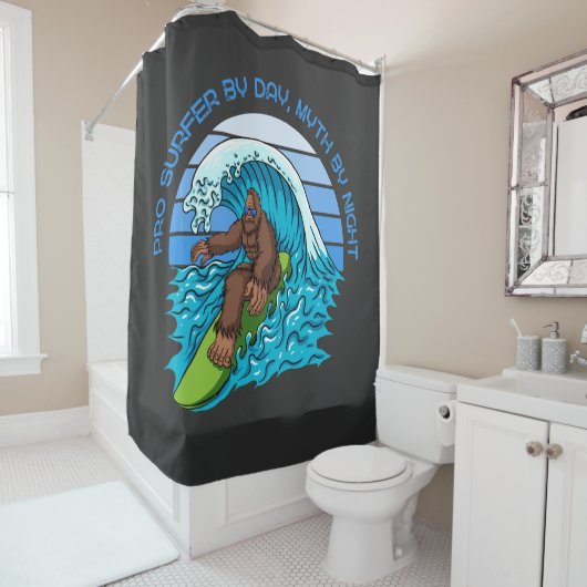 Pro by Day, Myth by Night Surfen Bigfoot Schwarz Duschvorhang (Beispiel)