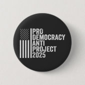 Pro Democracy Anti Project 2025 Republikaner Trump Button (Vorderseite)