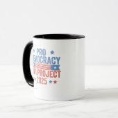 Pro Democracy Anti Project 2025 Republikaner Trump Tasse (Vorderseite Links)