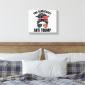 Pro Democracy - Anti Trump Messy Bun American Flag Leinwanddruck (Insitu (Schlafzimmer))