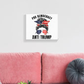 Pro Democracy - Anti Trump Messy Bun American Flag Leinwanddruck (Insitu (Wohnzimmer))
