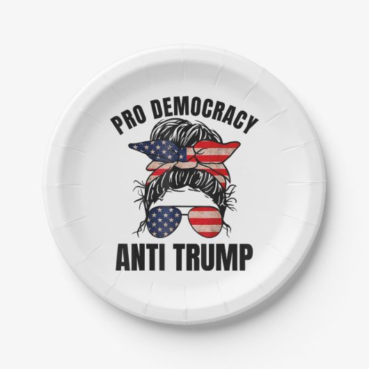 Pro Democracy - Anti Trump Messy Bun American Flag Pappteller (Vorderseite)