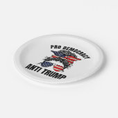 Pro Democracy - Anti Trump Messy Bun American Flag Pappteller (Schrägansicht)