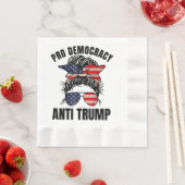 Pro Democracy - Anti Trump Messy Bun American Flag Serviette (Beispiel)