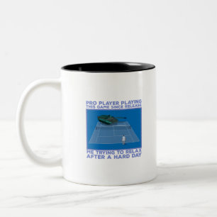 Pro Player, der dieses Spiel spielt Zweifarbige Tasse