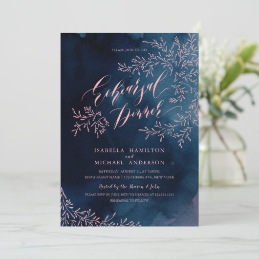 Probe der Navy mit rustikalen Blumenkalligrafien Einladung (Stehend Vorderseite)