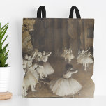 Probe des Balletts auf Bühne | Edgar Degas Tasche<br><div class="desc">Probe des Balletts auf der Bühne (1874) | Edgar Degas’ Ballett-Probe auf der Bühne erweckt einen intimen Augenblick hinter den Kulissen der Balletttänzer, die sich auf eine Aufführung vorbereiten. Die Komposition umfasst Tänzer, die sich ausstrecken, Posen praktizieren und sich an lässigen Gesprächen beteiligen, Set vor einem schattenhaften Hintergrund der Bühne....</div>