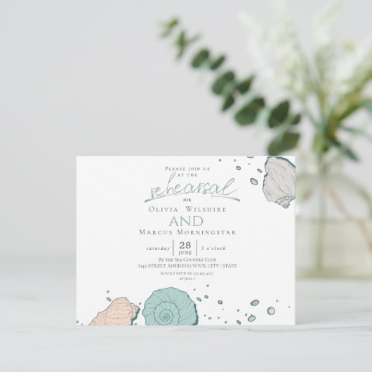 Probe | Modern Seashells Coral und Aquamarin Einladung (Stehend Vorderseite)