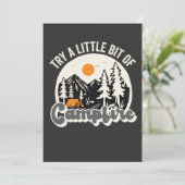 Probieren Sie ein wenig Campfire Funny Outdoor Wan Einladung (Stehend Vorderseite)