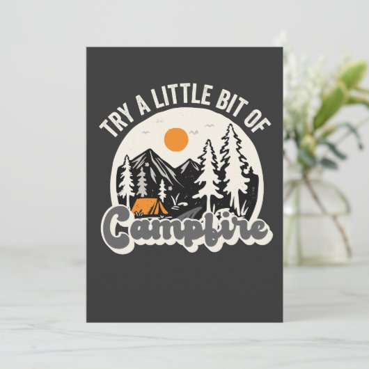 Probieren Sie ein wenig Campfire Funny Outdoor Wan Einladung (Stehend Vorderseite)