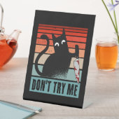 Probieren Sie mich nicht, Moody Cat mit Messer-Ein Sockelschild (In Situ)