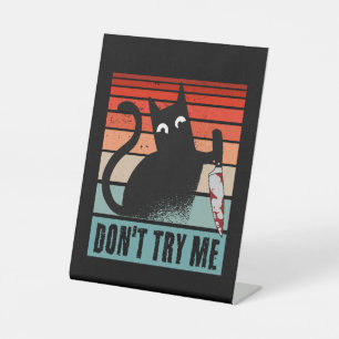 Probieren Sie mich nicht, Moody Cat mit Messer-Ein Sockelschild
