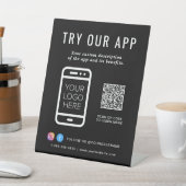 Probieren Sie unser App QR-Logo-Schwarz aus Sockelschild (In SItu)