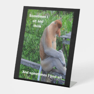 Proboscis Monkey - Manchmal sitze ich und denke Po Sockelschild