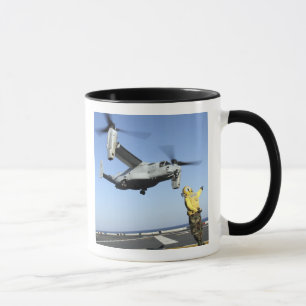 Produkteinführungen eines Osprey MV-22 vom USS Tasse