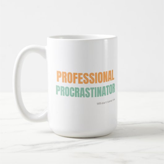 "Professioneller Aufschieber" Witzige Typografie Kaffeetasse (Links)