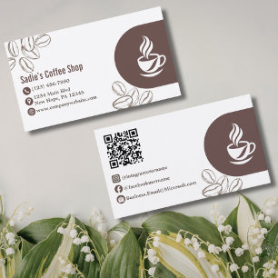 Professioneller Barista im modernen Coffee Shop Cu Visitenkarte