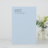 Professioneller minimalistischer moderner trendige briefpapier (Stehend Vorderseite)