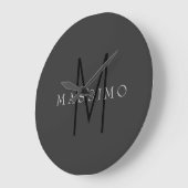 Professionelles schwarzes Monogramm grau Ihr Name Große Wanduhr (Winkel)